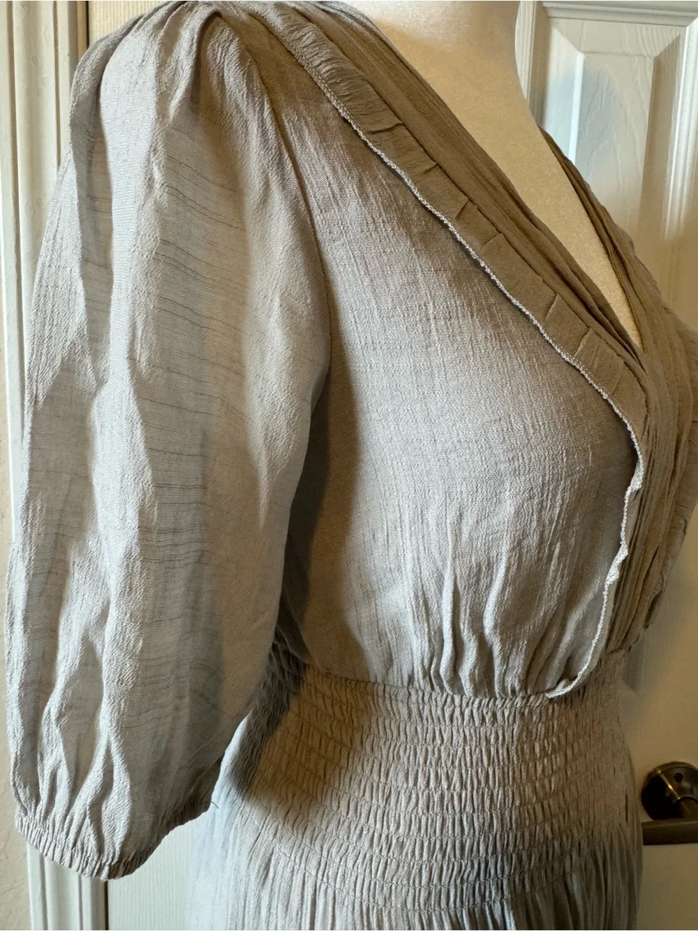 J.Gee Boho Tiered Maxi Dress Size S Light Gray Smocked Waist Puff Sleeve - Picture 5 of 9